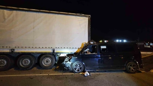 Ticari araç tıra arkadan çarptı: 1 ağır yaralı

