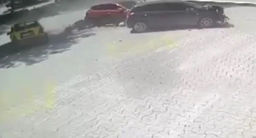 Ticari taksinin anne ile kızına &ccedil;arptığı kazanın g&ouml;r&uuml;nt&uuml;s&uuml; ortaya &ccedil;ıktı
