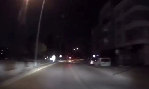 Ticari taksinin &ccedil;arptığı gen&ccedil; kız hayatını kaybetti: Feci kaza kamerada
