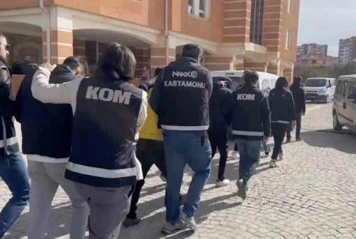 Ticari taksiyle uyuşturucu ticareti yapan sanıkların yargılanmasına devam edildi
