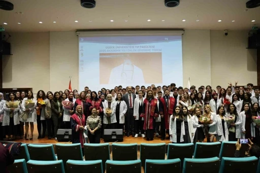 Tıp fakültesi öğrencileri beyaz önlüklerini giydi
