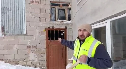 Tipide ahıra saklanan k&ouml;pek kapıya sıkıştı
