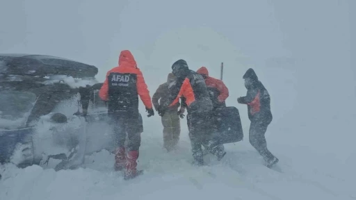 Tipide ara&ccedil;larıyla mahsur kalan vatandaşları AFAD ekipleri kurtardı
