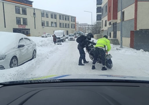 Tipiye rağmen g&ouml;rev başındaki polisler yolda kalanların yardımına koştu
