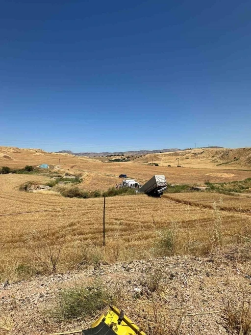 Tır, bariyer ve buğday tarlasını aşıp sulama kanalına d&uuml;şt&uuml;: 3 yaralı
