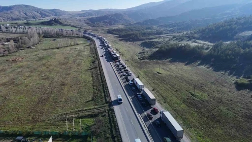 Tır devrildi, Kayseri-Sivas yolunda uzun ara&ccedil; kuyruğu oluştu
