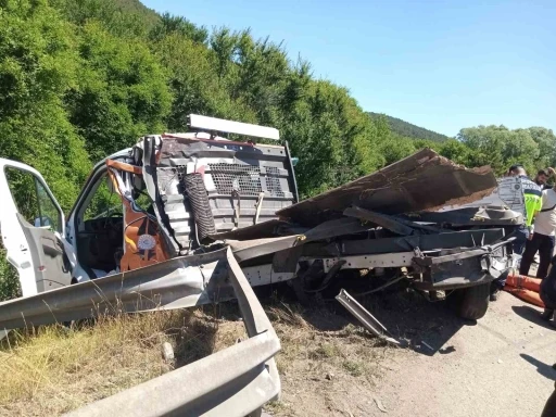 Tır, emniyet şeridindeki yol bakım aracına çarptı: 2 yaralı
