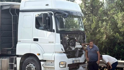 Tır, hafif ticari araca &ccedil;arptı: 2 &ouml;l&uuml;, 2 yaralı
