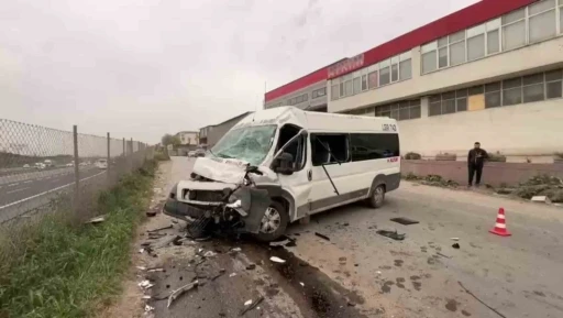 Tır ile çarpışan işçi servisinde 8 kişi yaralandı
