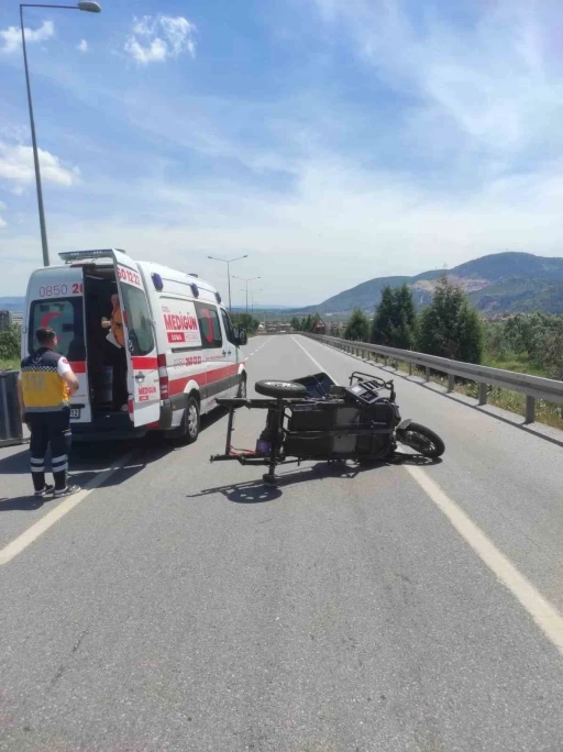 Tır ile elektrikli motor &ccedil;arpıştı: 1 &ouml;l&uuml; 4 yaralı
