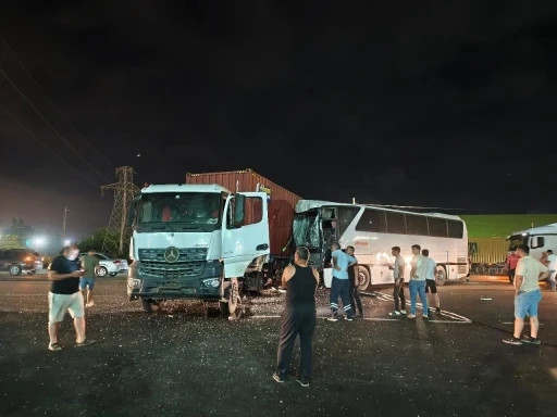 Tır ile iş&ccedil;i servisi &ccedil;arpıştı: 12 yaralı
