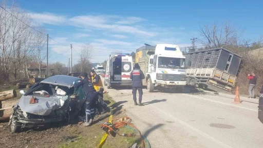 Tır ile kafa kafaya &ccedil;arpışan otomobilin s&uuml;r&uuml;c&uuml;s&uuml; hayatını kaybetti
