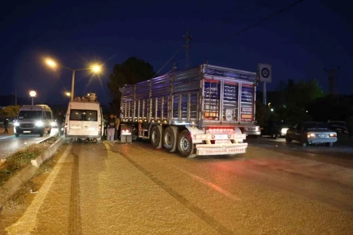 Tır iş&ccedil;i minib&uuml;s&uuml;ne &ccedil;arptı: 2 yaralı
