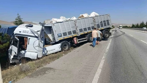 Tır kamyonete arkadan çarptı, 1 yaralı

