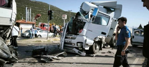Tır, kırmızı ışıkta bekleyen otobüs ve otomobile çarptı: 6  yaralı
