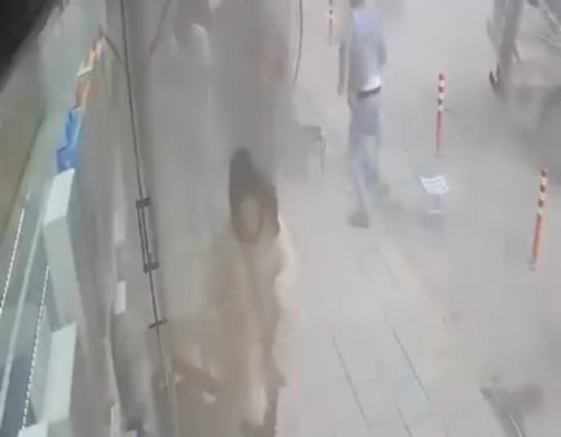 Tır lastiği patladı, vatandaşlar korku dolu anlar yaşadı
