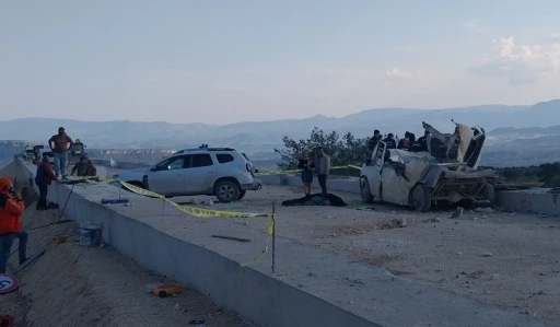Tır rampaya &ccedil;arptı, fırlayan mermerler minib&uuml;s&uuml; par&ccedil;aladı: 1 &ouml;l&uuml;, 3 yaralı
