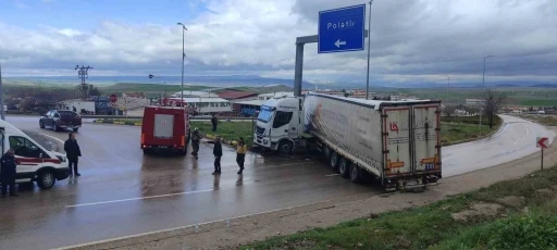 Tır  ref&uuml;je &ccedil;arptı: 1 yaralı
