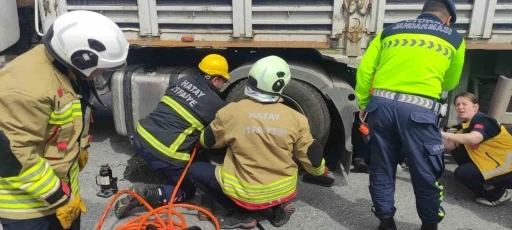 Tır şof&ouml;r&uuml;, kendi tırını tamir ettiği esnada aracın hareket etmesiyle ezilerek can verdi