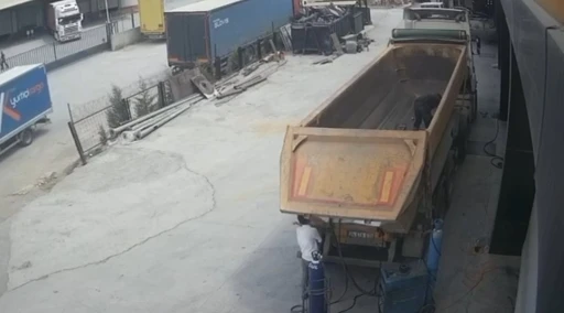 Tır şoförünü hayattan koparan korkunç olay kamerada
