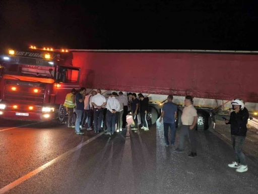 Tır sürücüsü direksiyon başında rahatsızlandı, yol trafiğe kapandı
