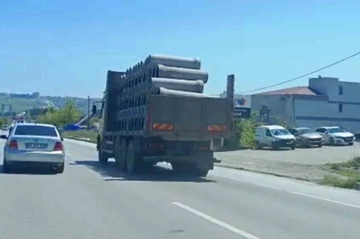 Tır &uuml;zerinde &ouml;nlem alınmadan taşınan beton borular tehlike oluşturdu
