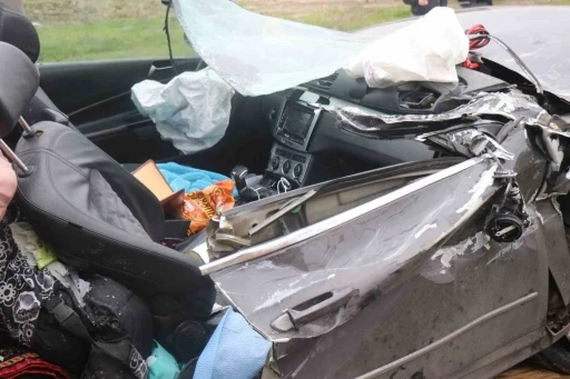 Tıra arkadan &ccedil;arpan ara&ccedil; kağıt gibi ezildi: 1 &ouml;l&uuml;, 1 yaralı
