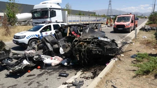 Tıra arkadan &ccedil;arpan otomobil hurdaya d&ouml;nd&uuml;: 1 yaralı
