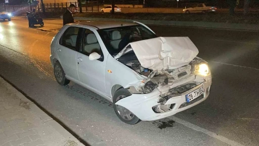 Tıra arkadan çarpan otomobil kullanılmaz hale geldi, sürücüsü yaralandı
