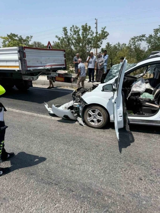 Tıra arkadan çarpan otomobilin sürücüsü ağır yaralandı
