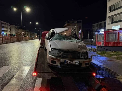 Tıra arkadan &ccedil;arpan otomobilin s&uuml;r&uuml;c&uuml;s&uuml; yaralandı
