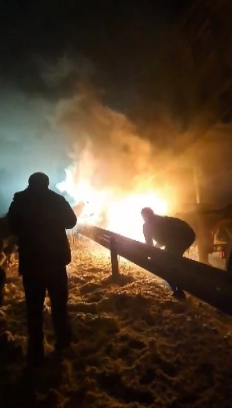 Tırda &ccedil;ıkan yangını s&ouml;nd&uuml;rmek i&ccedil;in elleriyle kar attılar
