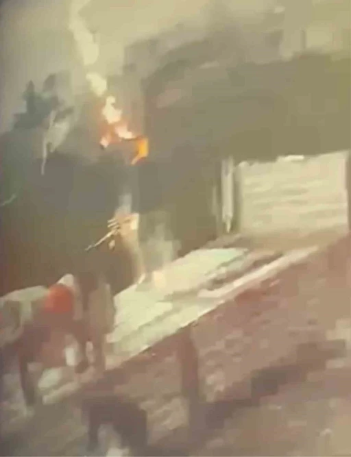 Tırdan y&uuml;k indiren şahsa yıldırım isabet ettiği anlar kamerada
