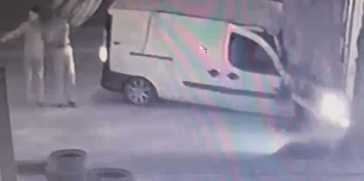 Tırın altına giren araçtan kendi imkanlarıyla böyle çıktı
