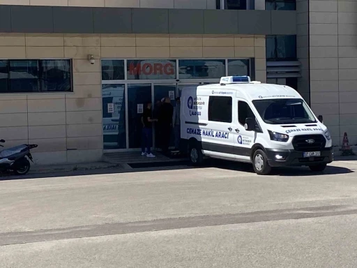 Tırın altında kalarak hayatını kaybeden gen&ccedil; motosikletlinin cenazesi yakınları tarafından teslim alındı
