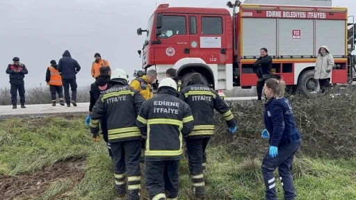 Tırın bi&ccedil;ip hurdaya &ccedil;evirdiği otomobilin s&uuml;r&uuml;c&uuml;s&uuml; &ouml;ld&uuml;
