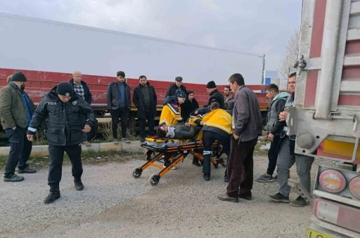 Tırın bir başka tıra arakadan &ccedil;arptığı kazada faciadan d&ouml;n&uuml;ld&uuml;
