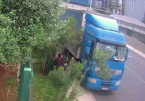 Tırın camını kırıp telefon çaldı, o anlar kameraya yansıdı
