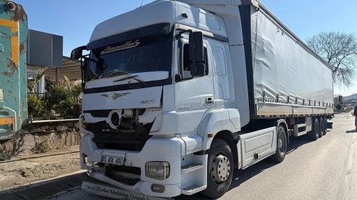 Tırın &ccedil;arptığı hafif ticari ara&ccedil;ta 3 kişi yaralandı
