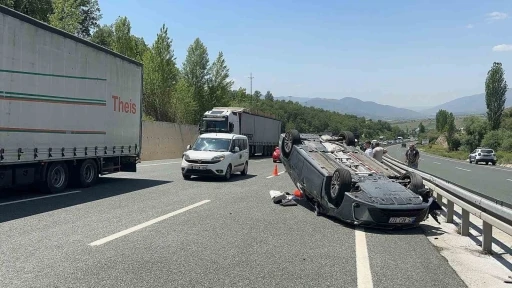 Tırın dorsesine çarpan otomobil takla attı: 5 yaralı

