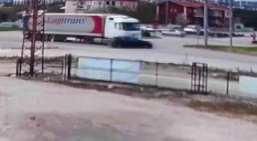 Tırın otomobili &ouml;n&uuml;ne katıp s&uuml;r&uuml;klediği kaza kamerada
