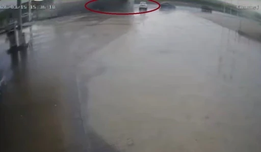 Tırın otomobilin &uuml;st&uuml;ne devrildiği anlar kamerada
