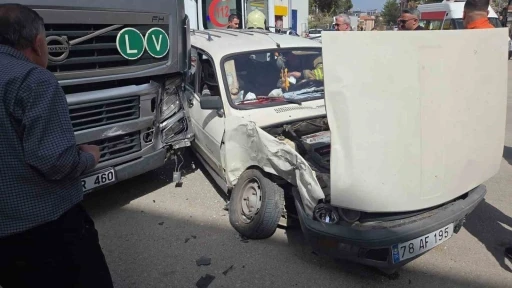 Tırla &ccedil;arpışan otomobildeki 1 kişi ağır yaralandı
