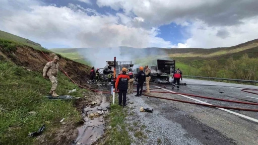 Tırlar kafa kafaya &ccedil;arpışarak alev topuna d&ouml;nd&uuml;: 2 s&uuml;r&uuml;c&uuml; hayatını kaybetti
