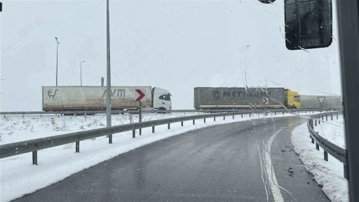 Tırların ulaşımına kar engeli
