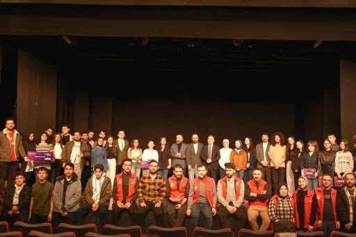 Tiyatro yarışmasında ipi Demir Ateşi g&ouml;ğ&uuml;sledi
