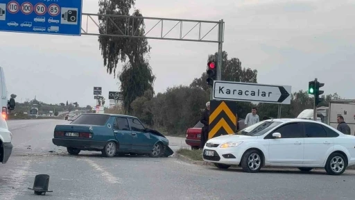 Tofaş&rsquo;ın kırmızı ışık ihlaliyle gelen kaza kamerada
