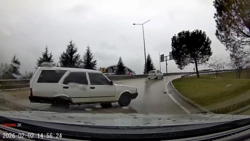 Tofaş marka otomobil yağmurda b&ouml;yle spin attı
