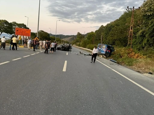 Tofaş otomobil jandarma aracına çarptı: 1 ağır yaralı
