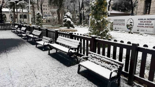 Tokat g&uuml;ne kar yağışıyla uyandı
